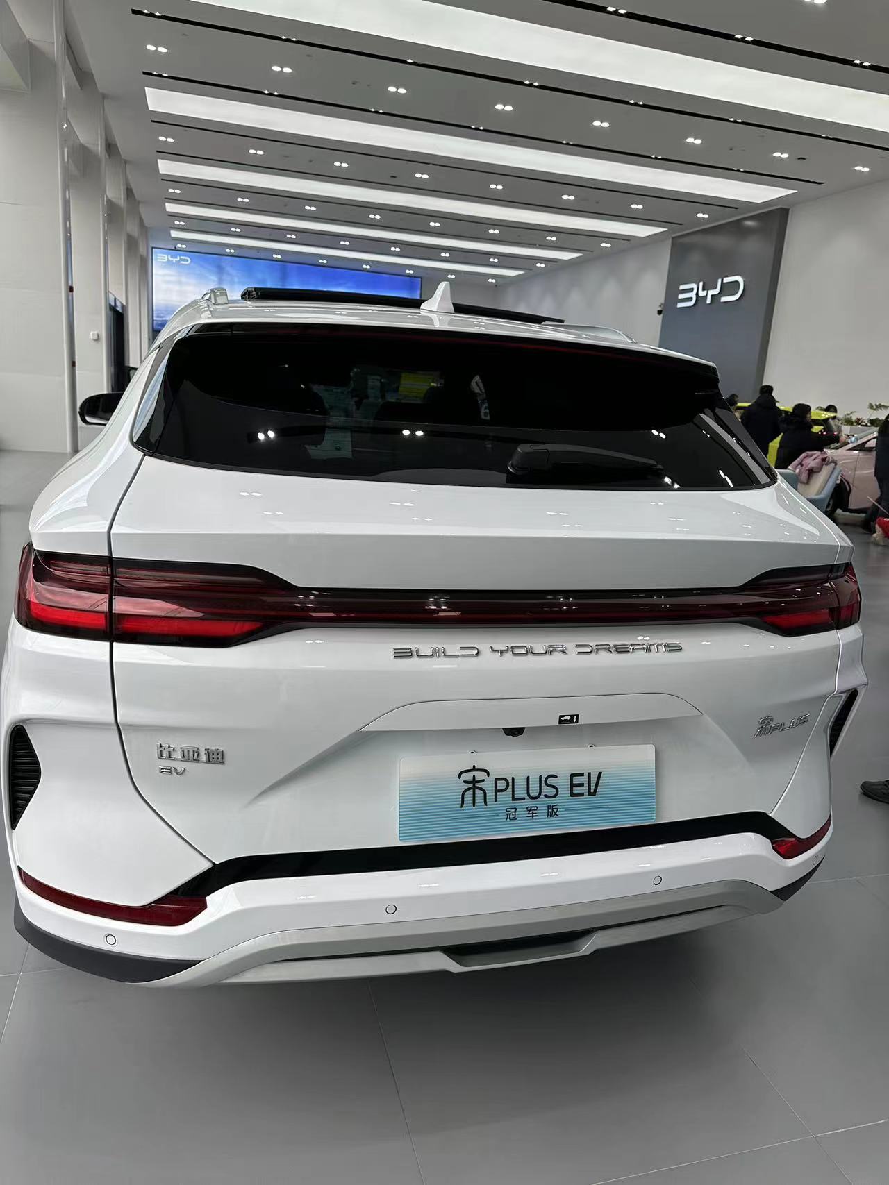 خودرو تمام برقی شاسی بلند شرکت BYD از سری EV_PLUS است 
